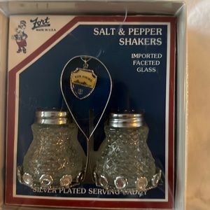Fort salt and pepper shakers